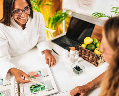 Nutritionist and client discussing balanced nutrition plan